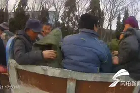 德州这辆小三轮“肚量大”车上竟然坐了9个人图片