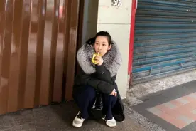 秦海璐街边吃果冻 网友：被戳中萌点图片
