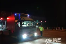 多拉快跑小型货车超载2.5吨 货主担心鸡蛋颠碎了图片