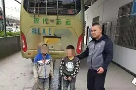 广西两小男生逃学躲车底去90公里外县城，被接回家身体无碍图片