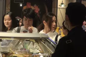 决心减肥！邓紫棋超市张望美食 最后只选了一盒沙拉图片