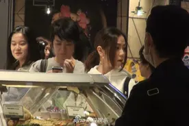 决心减肥！邓紫棋超市张望美食 最后只选了一盒沙拉图片