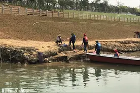 南宁“水上城管”宣传“世界水日”，呼吁市民自觉保护邕江的饮用水源图片