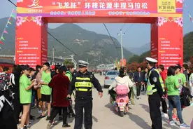 临海市交警大队白水洋中队全力做好桃花节保卫工作图片