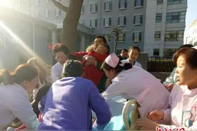产妇医院门口紧急产子 医护人员跪地接生(图)图片