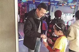叔叔，用我手中棒棒糖，换您手中一根烟图片