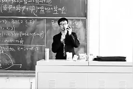 大学高数老师课间唱《吻别》走红图片