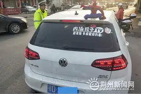车顶趴“蜘蛛侠”玩偶 司机不仅罚款还要扣分图片