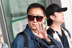 韩庚寸头出镜MAN味足 牛仔上衣工装裤显潮范图片