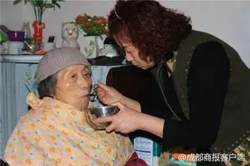 6兄妹照料92岁老母亲 16年30万字护理日记令人泪目图片