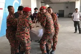 大马一超200公斤华裔男子晕倒 消防局出动卡车送医图片
