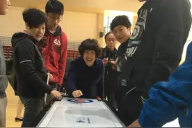 “桌上冰壶球”玩过吗？今天，宁波为这项新奇的运动办了场邀请赛图片