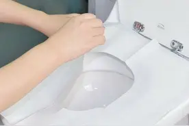 有人宁可排队也要用蹲厕，宁波公厕试行免费一次性马桶坐垫图片