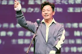 王宝强获金扫帚奖“最令人失望导演” 亲自到场领奖图片