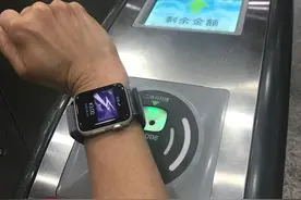 苹果新系统增设快捷交通卡功能：京沪可刷iPhone乘地铁图片