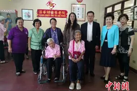 流落街头菲退休华文教师已获安置 中国驻菲使馆探望图片