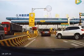 高速收费口蹭ETC屡发：趁你的车刷卡后猛然插道、迅速驶离图片