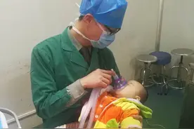 暖心！郑州这位男医生抱着百天宝宝做麻醉图片