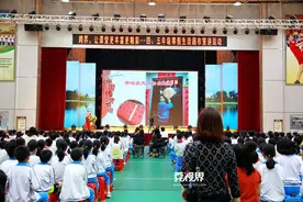 学生寒假作业玩“私人定制”图片