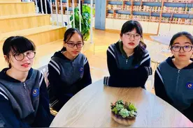 女生厕所出现暖心的“姨妈巾”图片