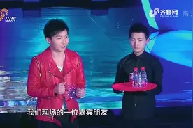 90秒|太神奇！不要眨眼 白水瞬间变凉茶图片