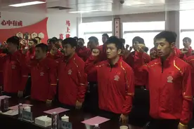 国乒男队重温入党誓词图片