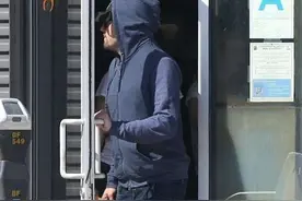 莱昂纳多恋情曝光！与20岁超模女友甜蜜挽手出街图片