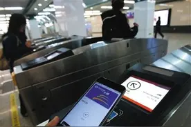 乘坐地铁公交可刷苹果手机图片