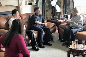 中国驻休斯敦总领事探望抗战老兵 赞其义举图片