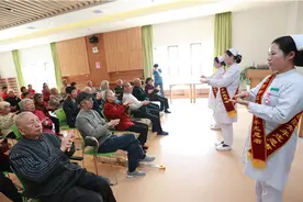 走进养老院 齐做手指操图片