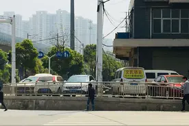 这个交叉路口好奇葩 斑马线两头都是2米高台 行人过路要先跳下图片
