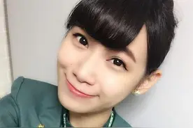 空姐穿制服上班就一气质美女，脱下制服后的她竟差别那么大图片