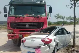 突发浉河南岸上天梯附近发生一起交通事故，一司机当场死亡！图片