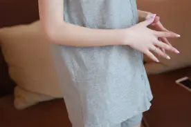 女人味，夏季的睡衣要这样穿才舒服图片