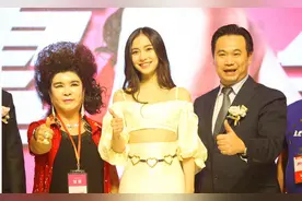 “怪异大妈”与baby同框，baby被秒杀，满屏尽是尴尬图片