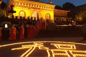 夜拜万年寺 明灯供普贤图片