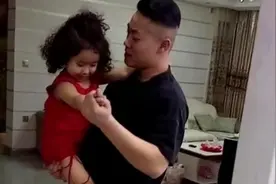 18岁哥哥与4岁妹妹跳交谊舞 幸福就是这么简单视频封面