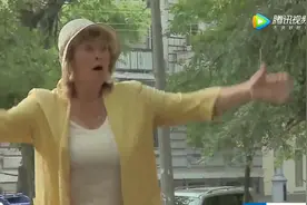 爆笑恶搞：小伙子超强空翻实力抢包，路人都快看傻眼！视频封面