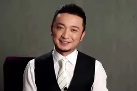 尼格买提微博晒一家三口合照，妻子好美，何岩柯说儿子更帅些视频封面