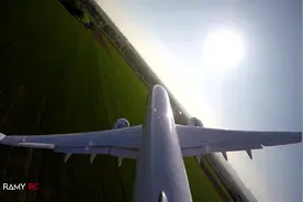 体验在波音737 MAX8 RC模型垂直尾翼上的飞行视角视频封面