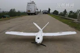 武警部队防汛演练 无人机水下机器人亮相图片