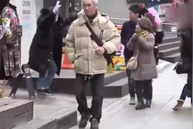 韩国街头恶作剧：假装商城模特突然吓人一跳，看把人家小姑娘吓的视频封面