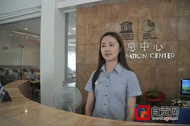 老人晕倒路边 好心姑娘烈日下撑伞守护图片