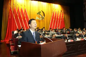 沙伟风代表十一届县委作工作报告　　张世伟主持大会开幕式图片