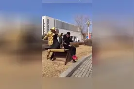 史上最欠揍的小金人街头恶搞妹子，笑晕路人视频封面
