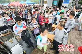 郑州一考生鞋子"发声"换鞋进考场 提醒:衣鞋均不能含金属图片