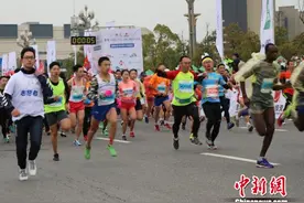 九江国际半程马拉松开跑 中国选手揽男子组冠亚军图片
