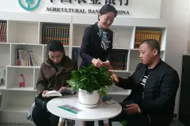 绥化农业银行惠通支行推出“书香银行”服务模式图片