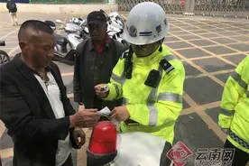 1小时查处10余辆 昆明交警严查火车站周边“电摩”非法载客图片
