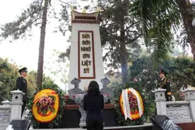 中国驻越南使馆清明前夕组织祭奠中国烈士图片